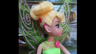  Boneka Tinker Bell dengan alat bantu dengar