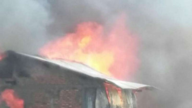 RM Padang dan toko material terbakar di Jakarta Utara, Kamis, 24 Maret 2016.
