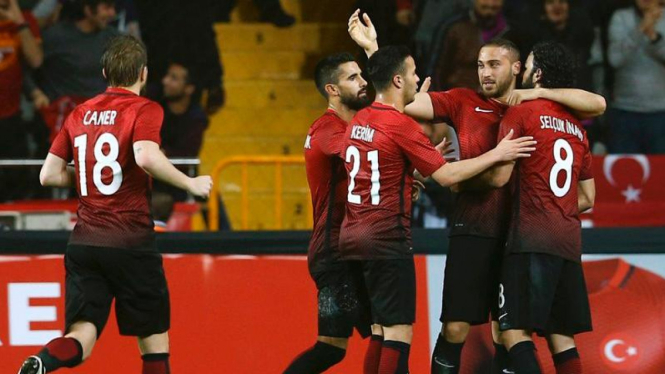 Para pemain Turki merayakan gol ke gawang Swedia.