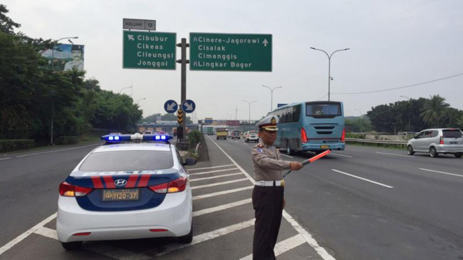 Rambu lalu lintas petunjuk berkendara 