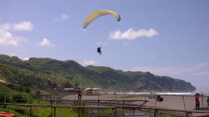 Penerjun Payung di Jogja Air Show 2016.
