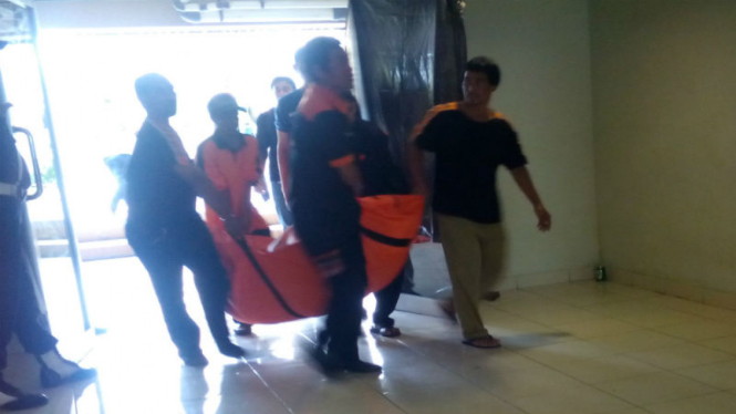 Korban tewas jatuh dari apartemen.