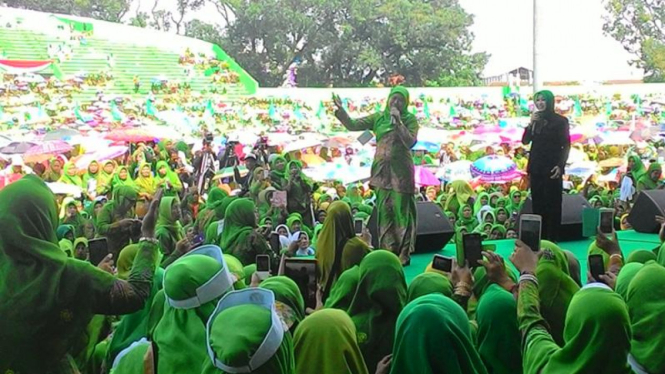 Menteri Sosial, Khofifah Indar Parawansa.