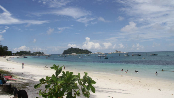 Pantai Tanjung Kelayang, Bangka Belitung.
