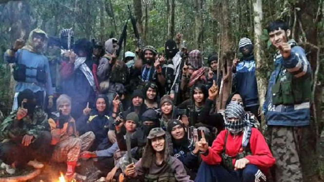 Kelompok teroris pimpinan Santoso di hutan persembunyian mereka di Poso saat masih lengkap beberapa waktu silam.