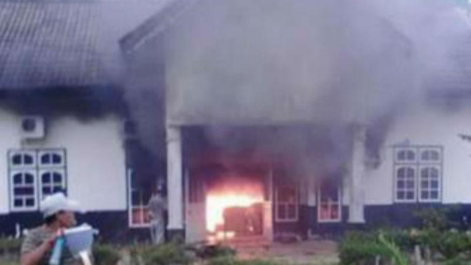Dua unit mes perusahaan perkebunan sawit dibakar massa di Kabupaten Musi Rawas, Sumatera Selatan, pada Jumat malam, 25 Maret 2016.
