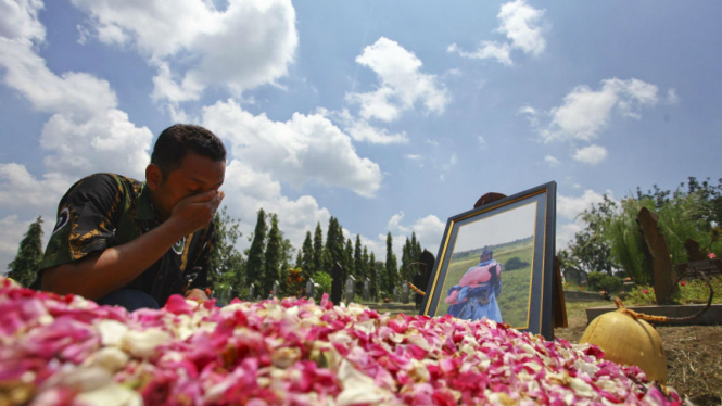 Kerabat berdoa di makam penerjun Alm. Wika Milanti Ayuningtyas saat prosesi pemakaman di makam keluarga TNI AU, Kradenan, Maguwoharjo, Depok, Sleman, DI Yogyakarta, Minggu (27/3/2016).
