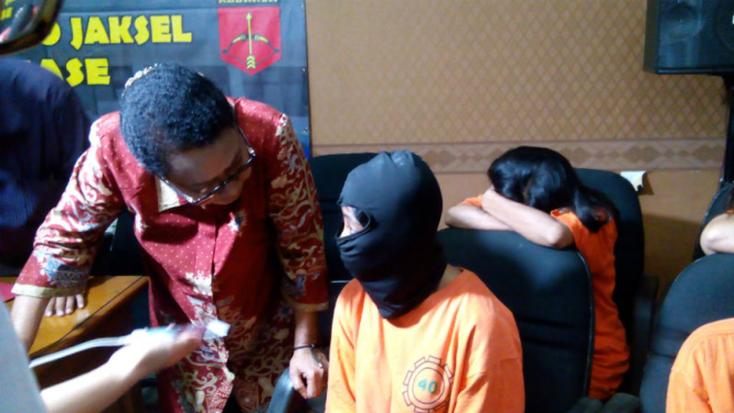 Menteri Pemberdayaan Perempuan dan Perlindungan Anak, Yohana Yembise berbicara dengan pelaku eksploitasi anak. 