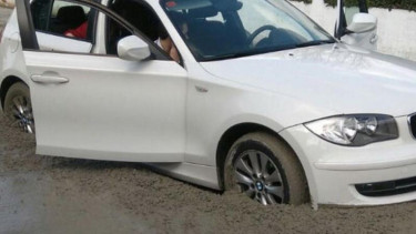 BMW nyemplung ke kubangan semen.