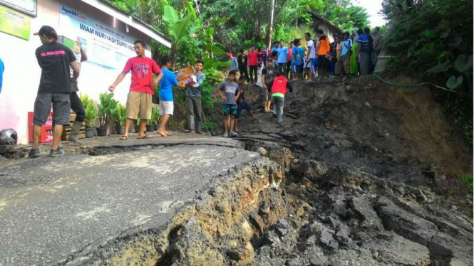 Salah satu titik lokasi longsor di Desa Clapar, Kabupaten Banjarnegara, Jawa Tengah, Senin (28/3/2016).