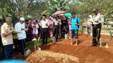 Prosesi pemakaman istri anggota polisi yang tewas mengenaskan.
