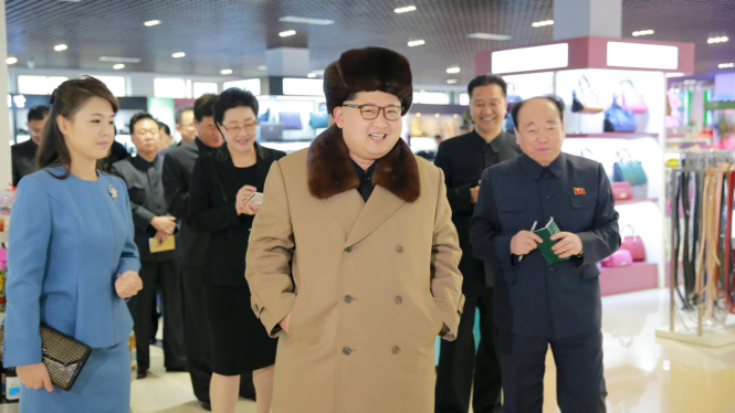 Kim Jong Un kunjungi pusat perbelanjaan bersama istrinya