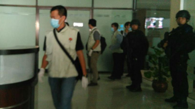 KPK menggeledah Kantor Milik La Nyalla Mattalitti di Sidoarjo
