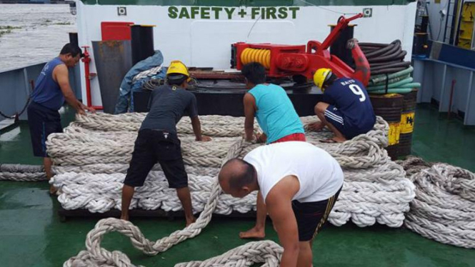 Awak kapal Brahma 12 sedang bersiap sebelum berangkat ke Filipina