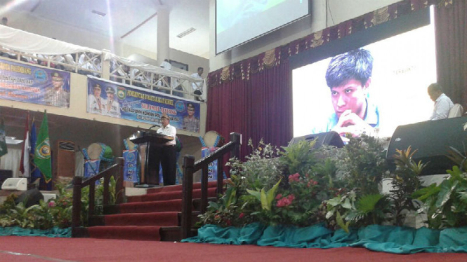 Kepala BNN Komjen Budi Waseso memajang foto mantan Bupati Ogan Ilir Ahmad Wazir Nofiadi dihadapan ratusan mahasiswa yang tertangkap tangan menggunakan narkoba jenis sabu.