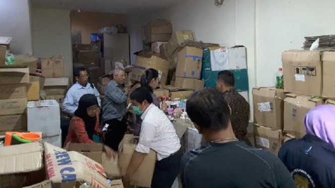 Petugas BPOM menggeledah gudang kosmetik Grogol.