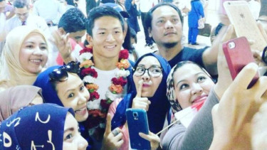 Pembalap Manor asal Indonesia, Rio Haryanto, diserbu fans