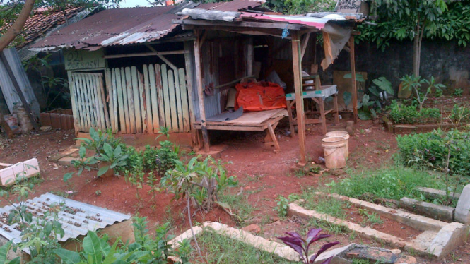 Ayah Marshanda tidur di kuburan