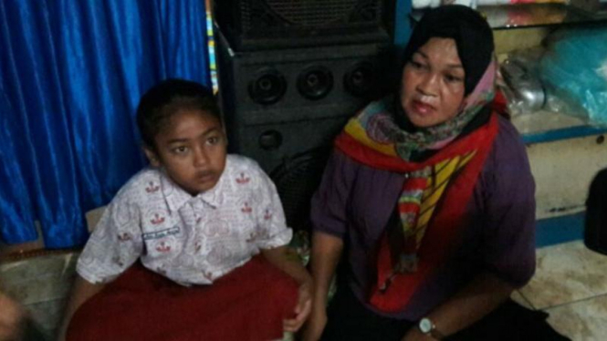 Hamsyiah (kanan), bibi Rinaldi, seorang di antara sepuluh warga Indonesia yang disandera milisi Abu Sayyaf, ditemui di rumahnya di Makassar, Sulawesi Selatan, pada Rabu, 30 Maret 2016.