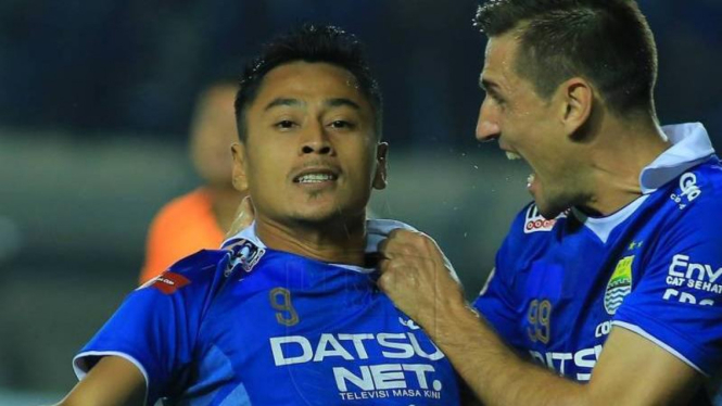 Pemain Persib Bandung, Samsul Arif (kiri)