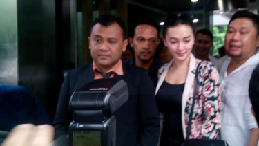 Pedangdut Zaskia Gotik saat menjalani pemeriksaan di Polda Metro Jaya