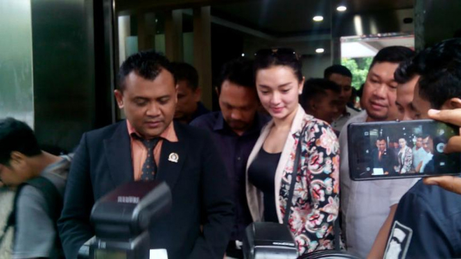 Pedangdut Zaskia Gotik saat menjalani pemeriksaan di Polda Metro Jaya
