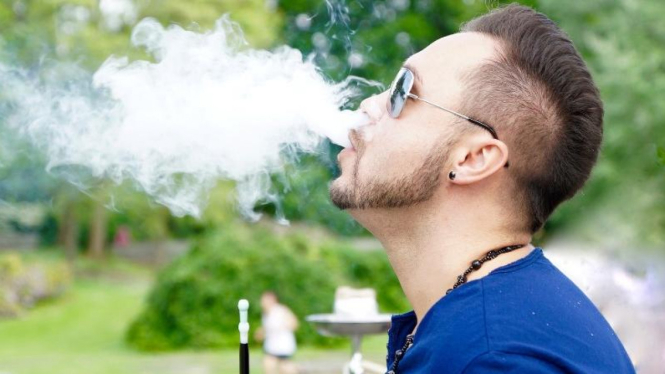 Ilustrasi Menghirup shisha