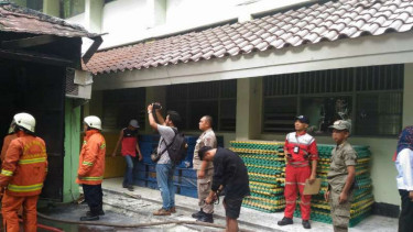 Petugas memadamkan kebakaran di SMAN 5, Kemayoran, Jakarta Pusat, Rabu, 30 Maret 2016.
