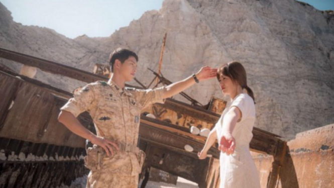 Song Joong Ki dan Song Hye Kyo dalam foto di balik layar Descendants of the Sun.
