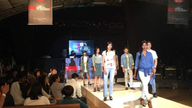 Peragaan busana koleksi musim semi dan panas Lee Cooper