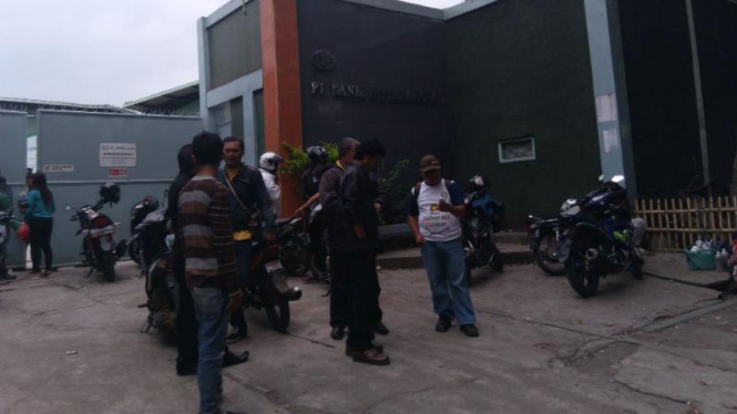 Karyawan pabrik bulu mata kesurupan