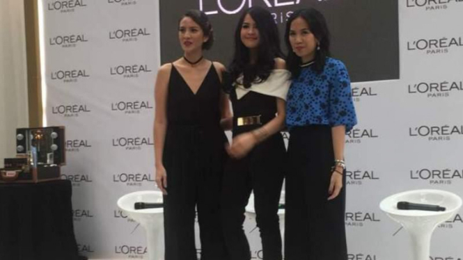 Maudy Ayunda (tengah) jadi wajah baru label kecantikan.