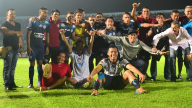 Pemain Arema Cronus rayakan keberhasilan lolos ke final
