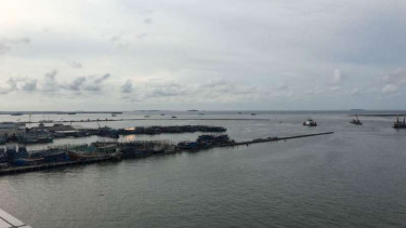 Suasana di kawasan Pluit di sekitar lokasi reklamasi pantai utara Jakarta