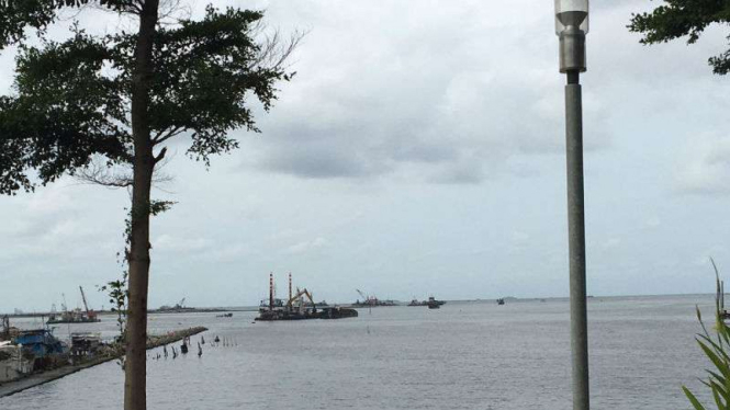 Suasana di kawasan Pluit di sekitar lokasi reklamasi pantai utara Jakarta