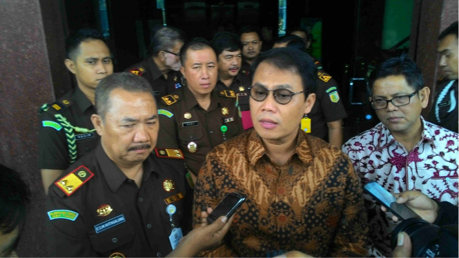 Kajati Jatim Maruli Hutagalung (kiri) bersama anggota Komisi III DPR,