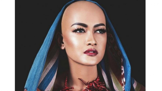 Julia Perez dengan model kepala botak