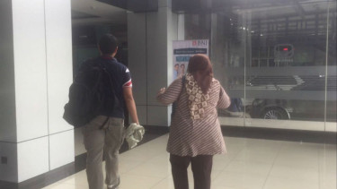 Penyidik KPK di kantor PT Brantas Abipraya