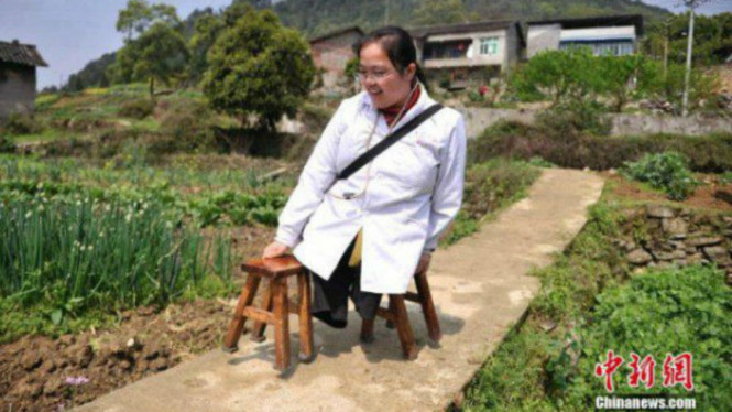 Li Juhong berjalan dengan bangku kayunya.