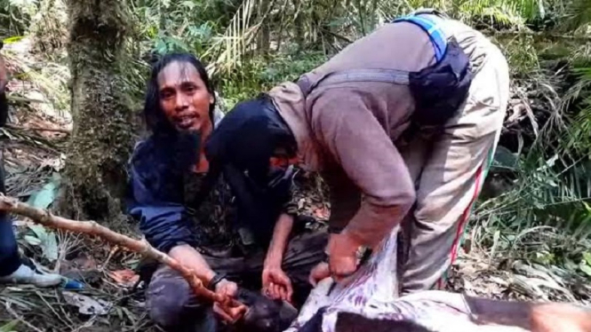 Santoso alias Abu Wardah saat masih hidup bersama anggotanya di pedalaman hutan Sulawesi.