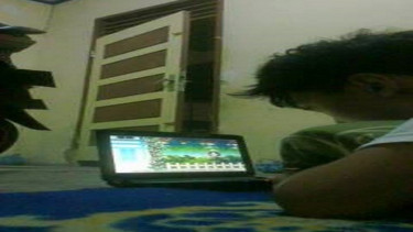 Aku yang suka menonton televisi