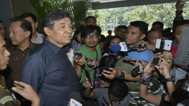Kepala Kejaksaan Tinggi (Kejati) DKI Sudung Situmorang (kedua kiri) menjawab pertanyaan wartawan
