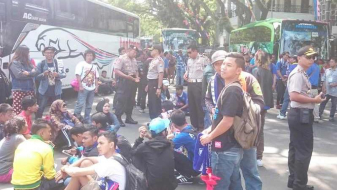 Aremania siap berangkat ke SUGBK jelang final Piala Bhayangkara, Sabtu 2 April 2016.