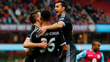 Para pemain Chelsea merayakan gol