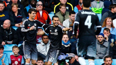 Para pemain Chelsea merayakan gol