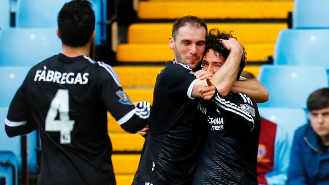 Para pemain Chelsea merayakan gol