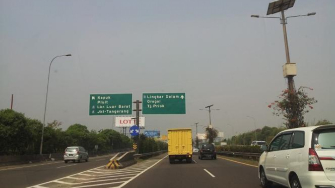 Jalan tol.