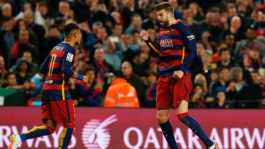 Pemain Barcelona, Neymar (kiri) dan Gerard Pique (kanan)