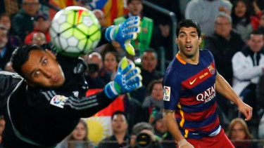 Pemain Barcelona, Luis Suarez, saat hadapi Real Madrid.