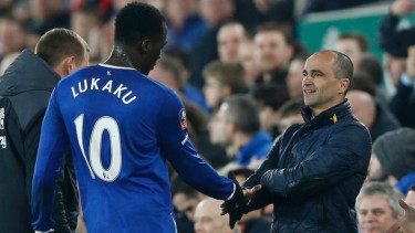 Romelu Lukaku (kiri) dan Roberto Martinez (kanan)